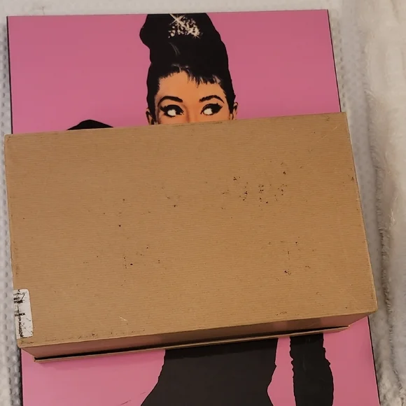 Christian Louboutin Brown Box with White Logo - Picture 5 of 6